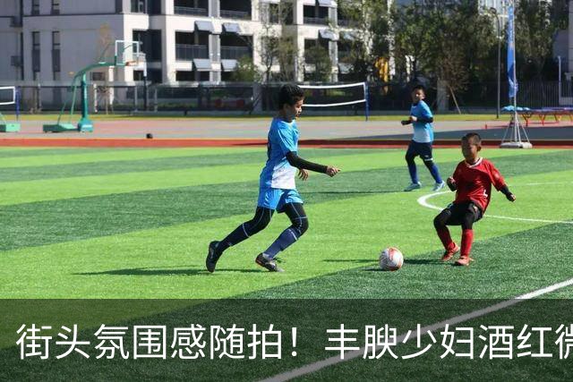 街头氛围感随拍！丰腴少妇酒红微喇裤穿出温柔饱满体态